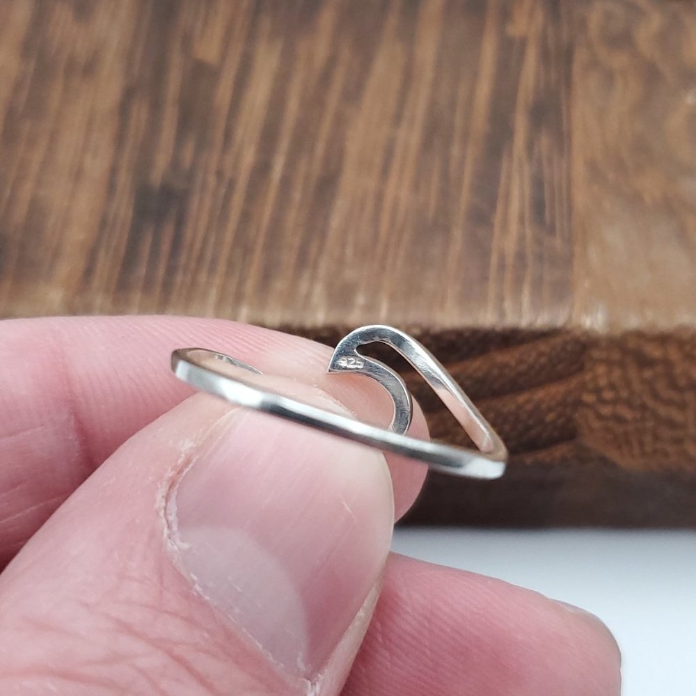 Size 8.5 925 Sterling Silver Wave Ring - Picture 3 of 6
